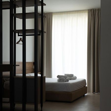 Montedarena Hotel Pulsano Bagian luar foto