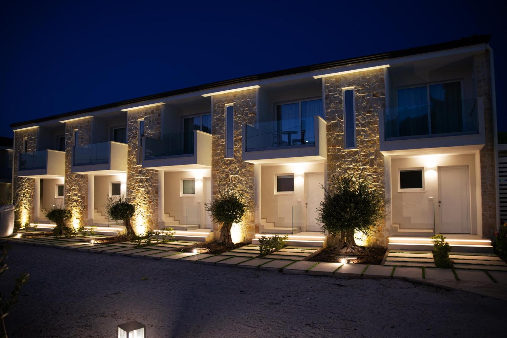 Montedarena Hotel Pulsano Bagian luar foto