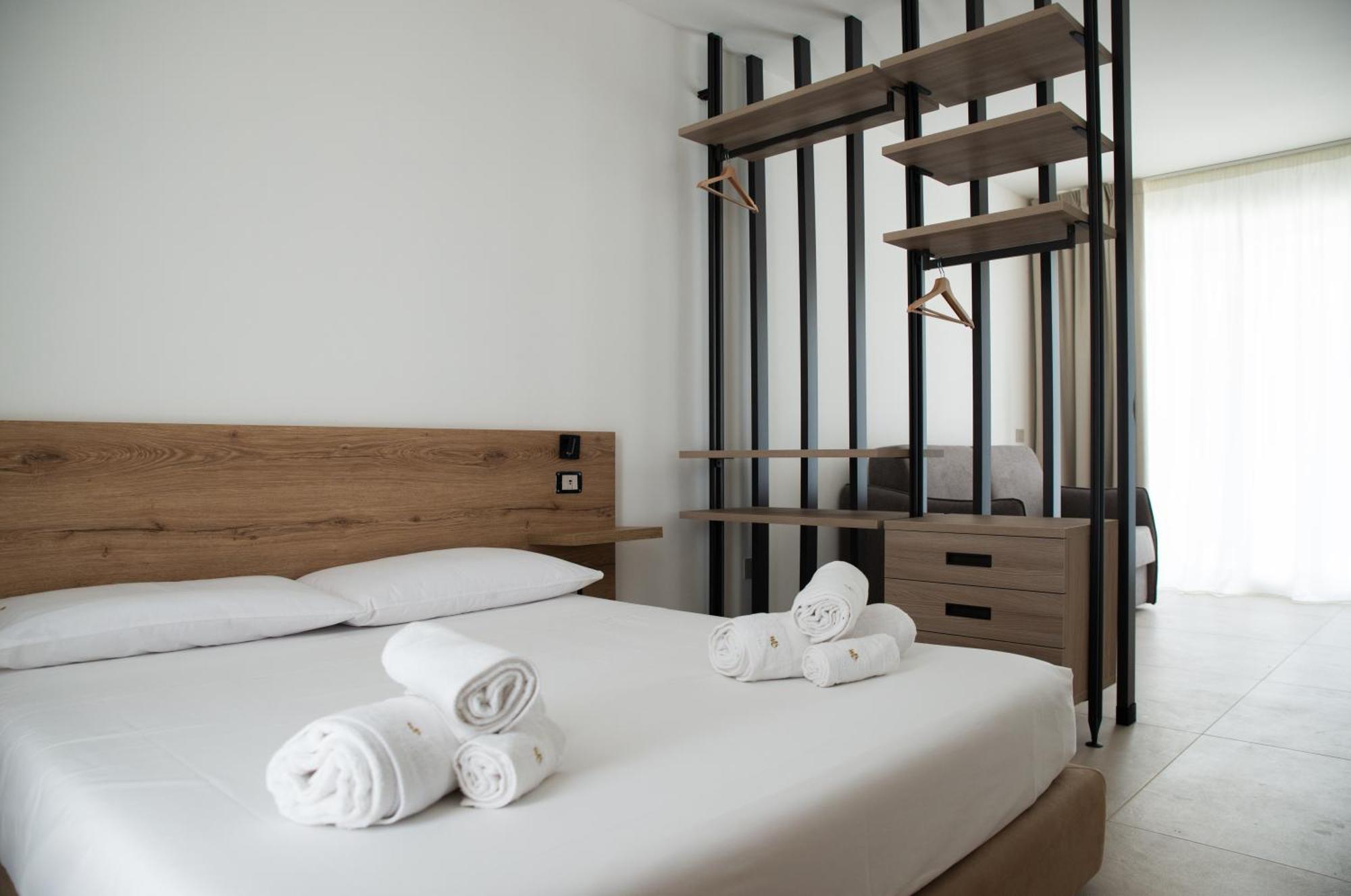 Montedarena Hotel Pulsano Bagian luar foto