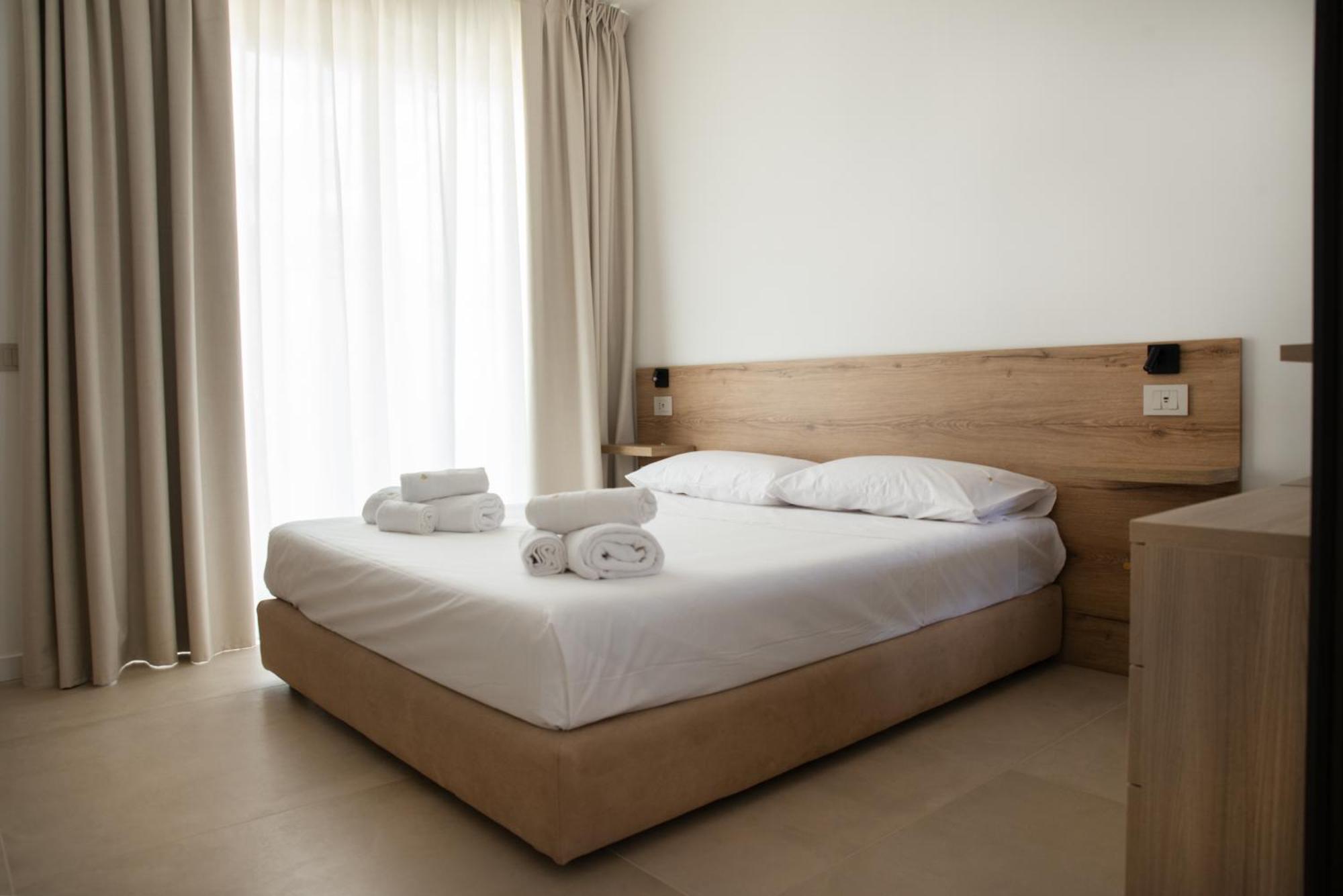 Montedarena Hotel Pulsano Bagian luar foto