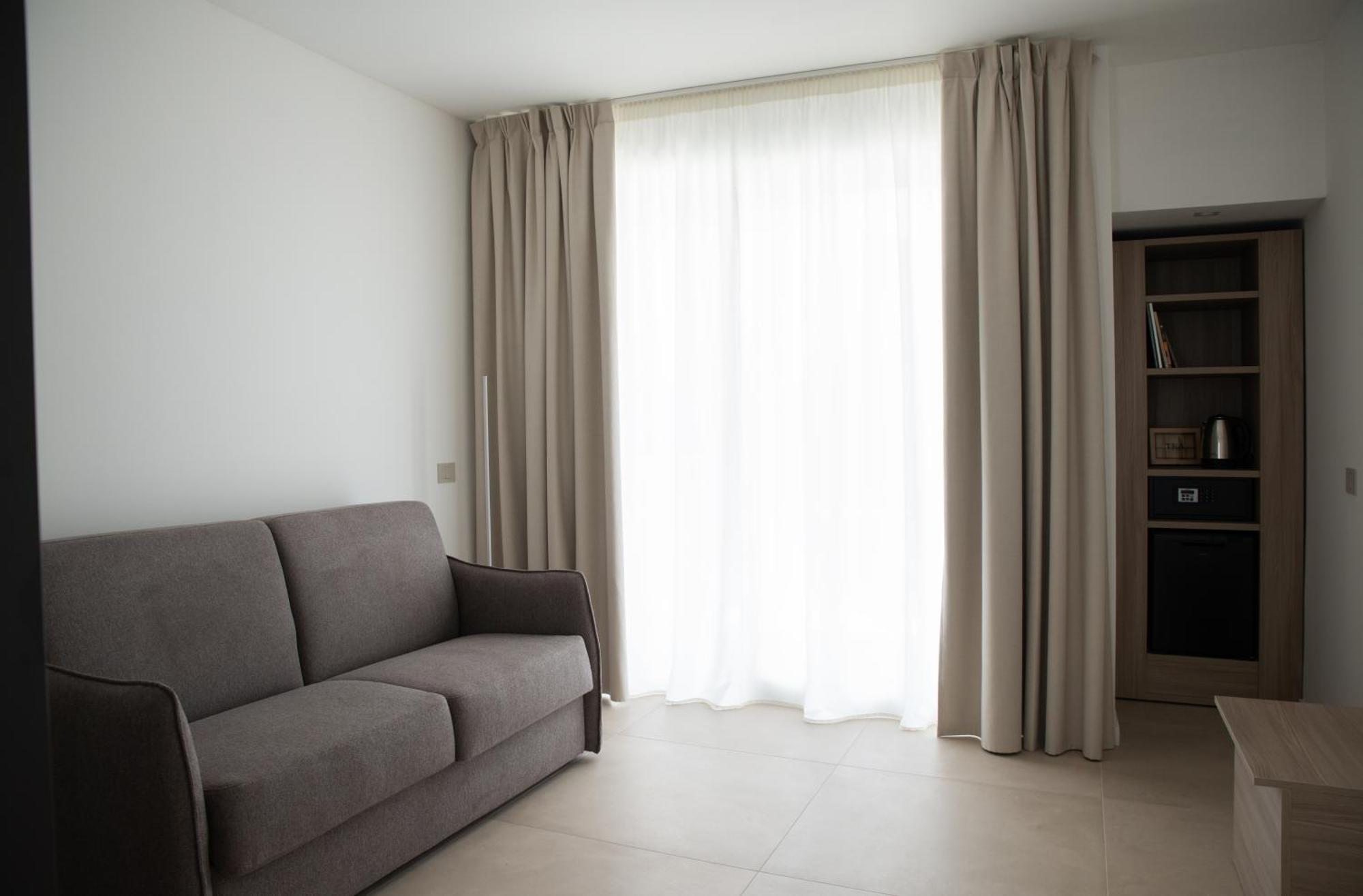 Montedarena Hotel Pulsano Bagian luar foto