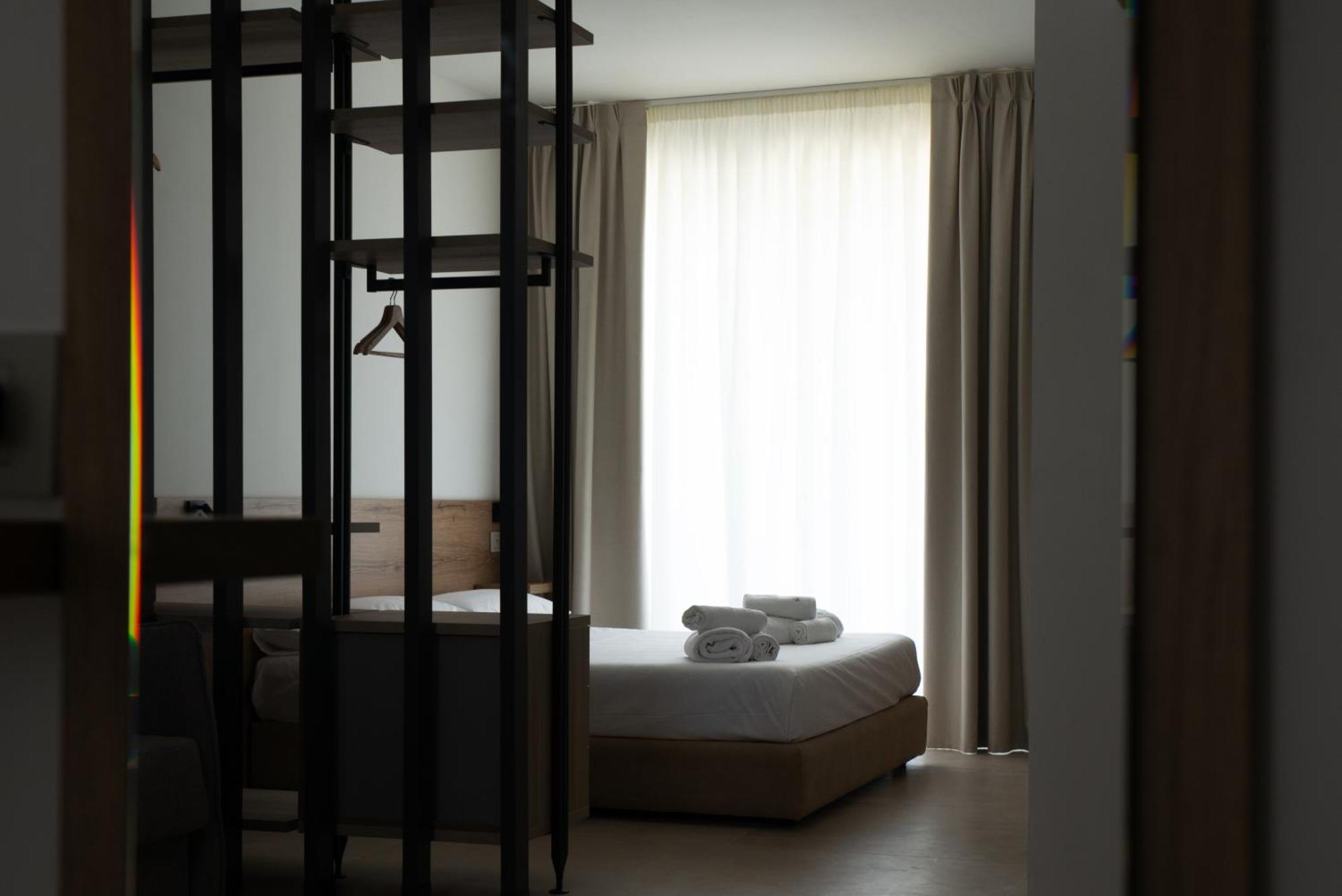 Montedarena Hotel Pulsano Bagian luar foto